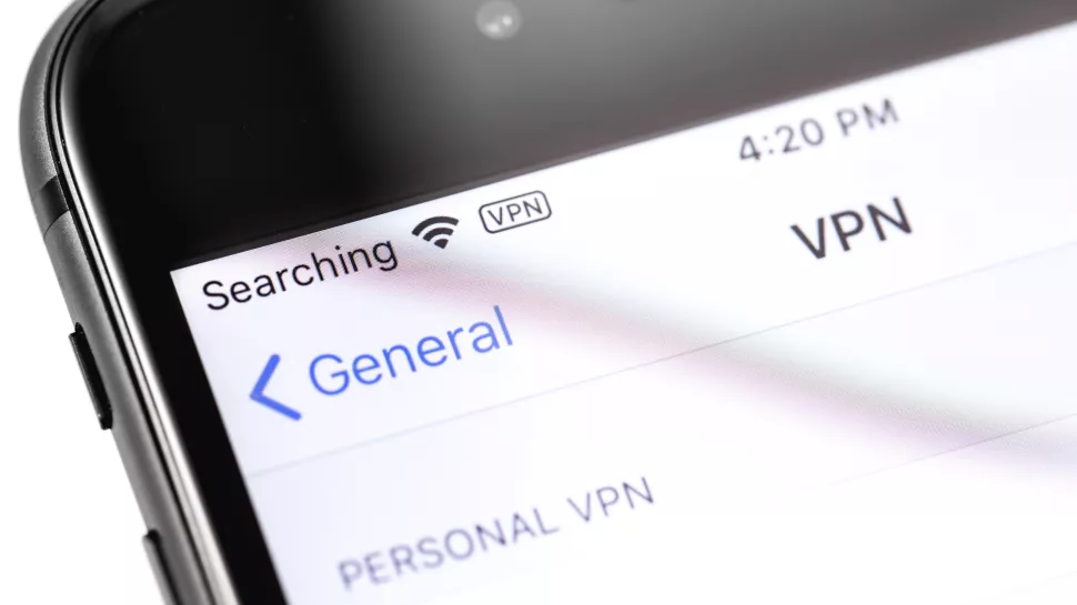 iPhone 手机使用 VPN 时出现的标 / Primakov / Shutterstock.com